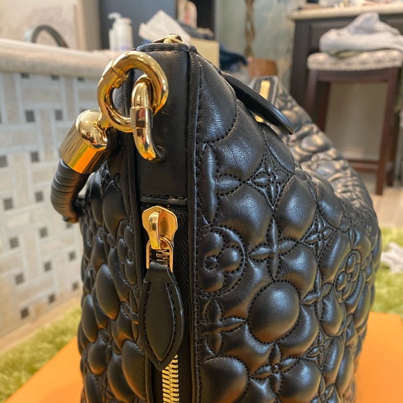 🔥RARE! Louis Vuitton Triangle Softy in Lambskin🔥 - Picture 3 of 16